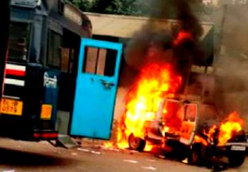 டெல்லியில் துப்பாக்கிச்சூடு! போலீசார் - வழக்கறிஞர் கடும் மோதல் - Daily news டெல்லியில் துப்பாக்கிச்சூடு! போலீசார் - வழக்கறிஞர் கடும் மோதல் - Daily news