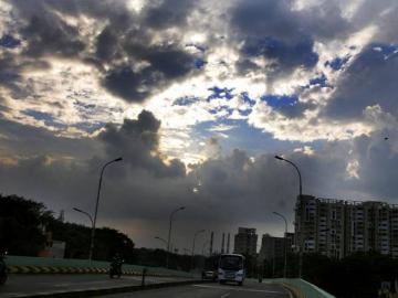 Chennai smog subsides, forecasts promise a wet week ahead - Daily news Chennai smog subsides, forecasts promise a wet week ahead - Daily news