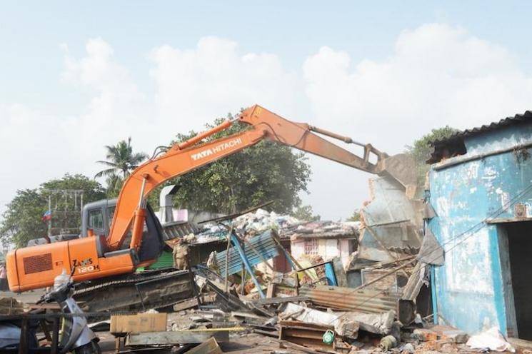 Slums demolishing on Cooum banks sparks protests, inhabitants accuse police of high handedness - Daily news Slums demolishing on Cooum banks sparks protests, inhabitants accuse police of high handedness - Daily news