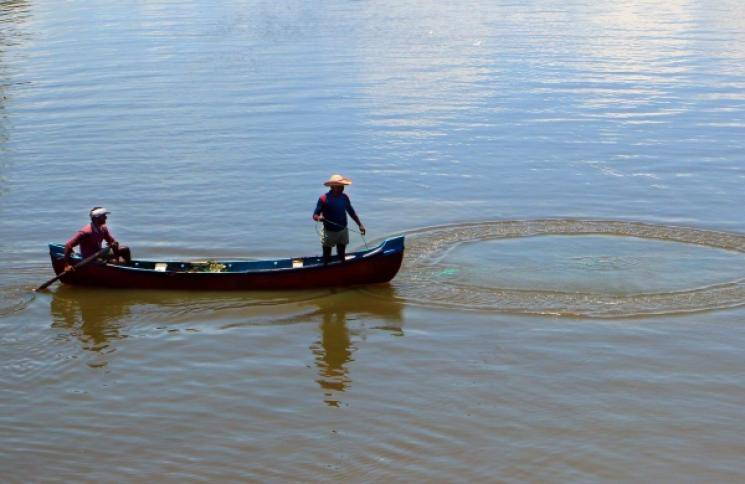 Thoothukudi fishermen stranded at sea rescued by peers - Daily news Thoothukudi fishermen stranded at sea rescued by peers - Daily news