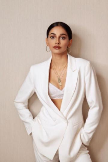 Banita Sandhu - Photos Stills Images Banita Sandhu - Photos Stills Images