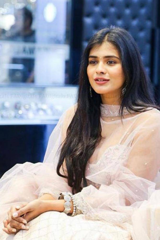 Hebah Patel - Photos Stills Images Hebah Patel - Photos Stills Images