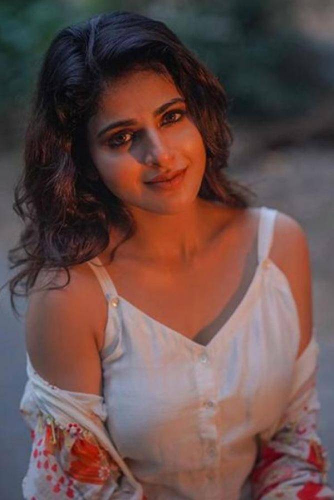 Iswarya Menon - Photos Stills Images Iswarya Menon - Photos Stills Images