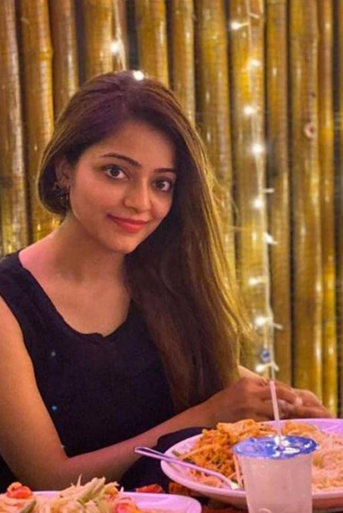 Janani Iyer - Photos Stills Images Janani Iyer - Photos Stills Images