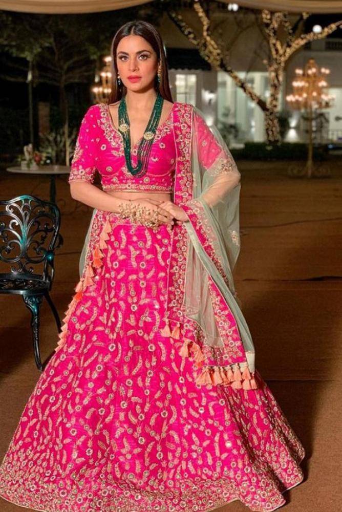 Shraddha Arya - Photos Stills Images Shraddha Arya - Photos Stills Images