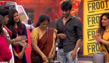 Cheran Explaining House Situation To Her Daughter 