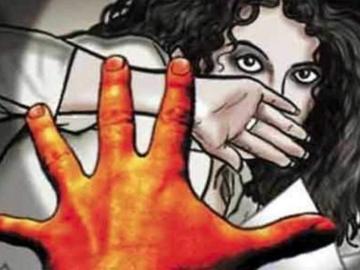 vellore youth molesting runing bus police arrested