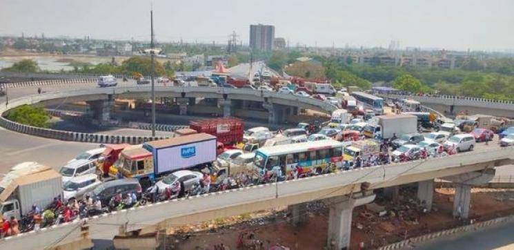  Heavy traffic on padi bridge amid lockdown