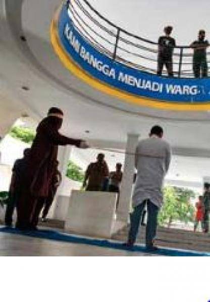 coronavirus lockdown Indonesian couple beaten in hotel