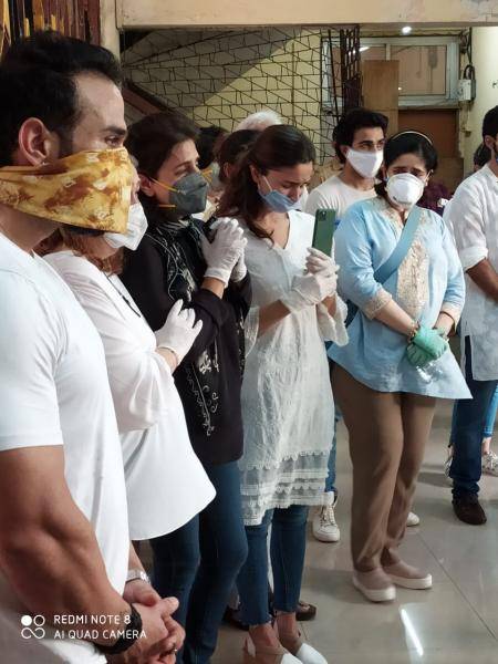 Rishi Kapoor cremated in wife Neetu Kapoor presence Ranbir Kapoor