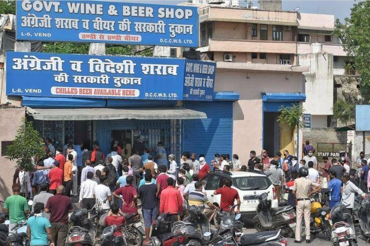 Corona lockdown Social distancing defied liquor shops long queues