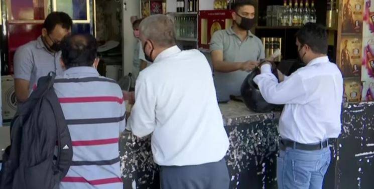 Corona lockdown Social distancing defied liquor shops long queues