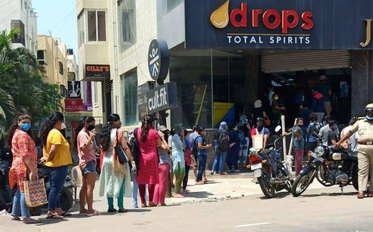 Corona lockdown Social distancing defied liquor shops long queues
