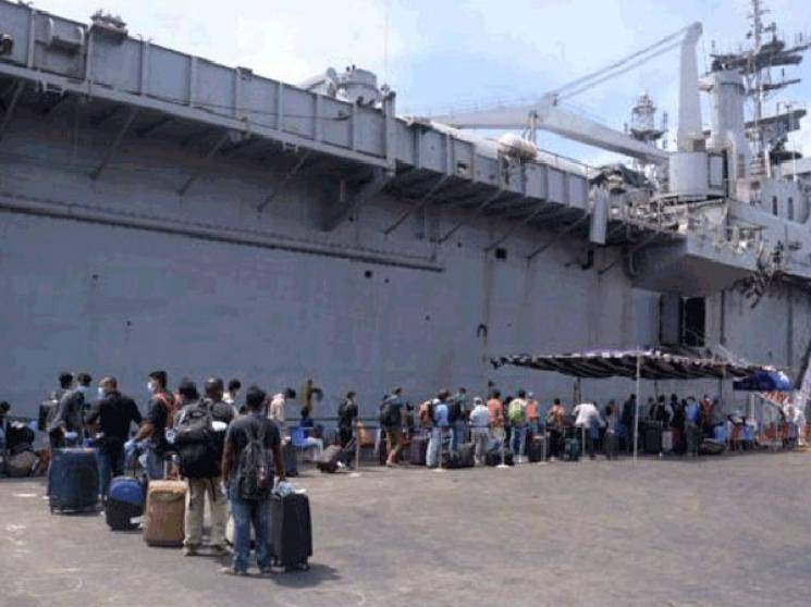 698 Indians arrive at Kochi from Maldives on Navy's INS Jalashwa!