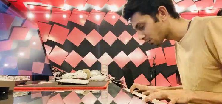 Anirudh performs Neeyum Naanum instrumental and Jersey BGM for fans - video goes viral