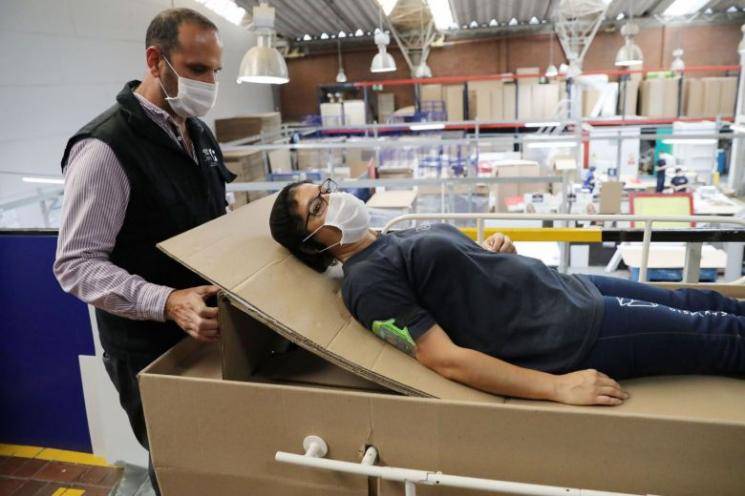 Coronavirus | Colombian businessman creates bed that can be converted as a coffin