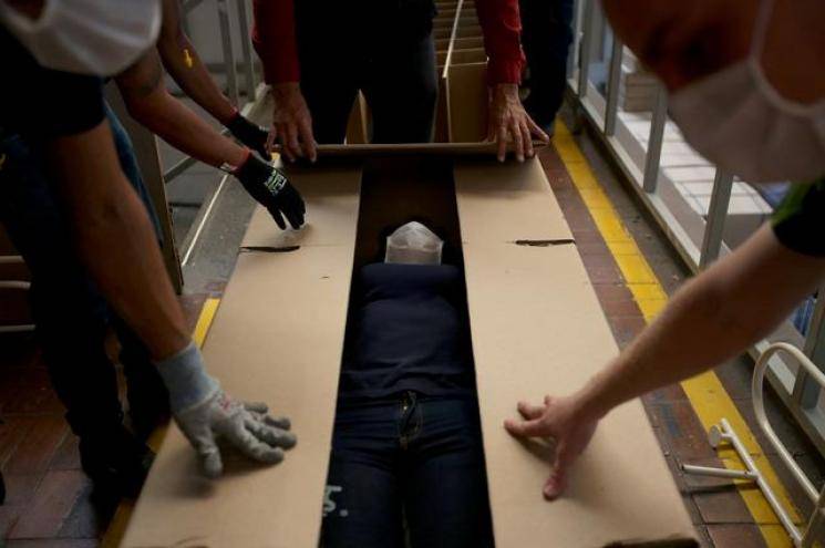 Coronavirus | Colombian businessman creates bed that can be converted as a coffin