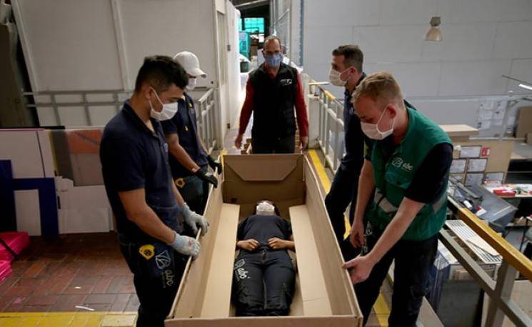 Coronavirus | Colombian businessman creates bed that can be converted as a coffin