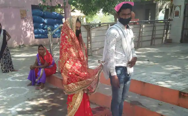 20-year-old Kanpur woman walks alone amidst coronavirus lockdown to get married