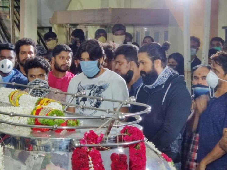 Heartbreaking video of Meghana Raj from her husband's funeral | Chiranjeevi Sarja