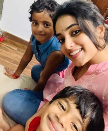 Priyanka Mohan Viral Photo With SK Daughter Sk 18