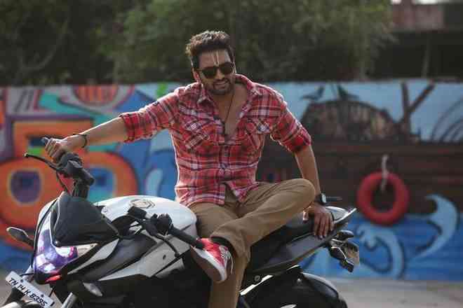 Santhanam Accused No 1 A1 Movie Tamil Review 