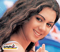 Kamna faints on the sets of Machakkaran Kamna faints on the sets of Machakkaran