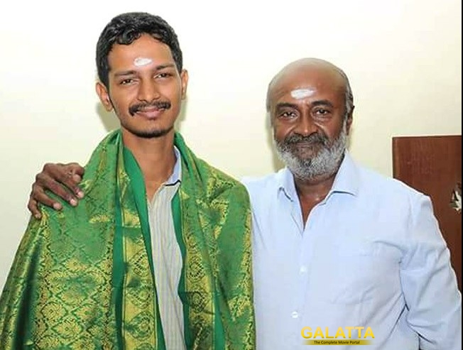 MS Bhaskar presents gold chain for 8 Thottakkal's success MS Bhaskar presents gold chain for 8 Thottakkal's success