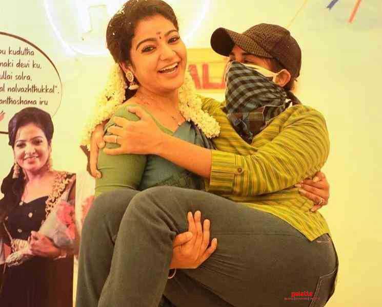 ரசிகையின் பிறந்தநாளை வெகு விமர்சையாக கொண்டாடிய சித்ரா VJ ! - Tamil Movie Cinema News ரசிகையின் பிறந்தநாளை வெகு விமர்சையாக கொண்டாடிய சித்ரா VJ ! - Tamil Movie Cinema News