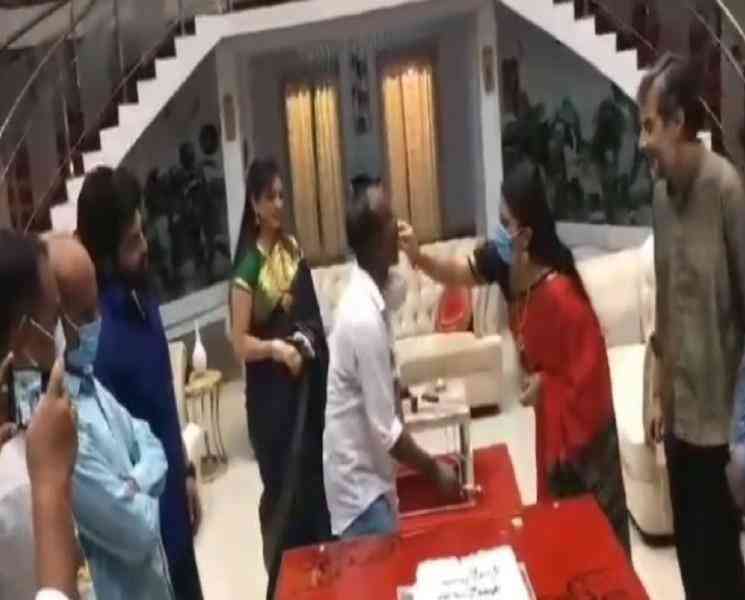 இயக்குனருக்கு பிறந்தநாள் கொண்டாடிய செம்பருத்தி குழுவினர் ! - Tamil Movie Cinema News இயக்குனருக்கு பிறந்தநாள் கொண்டாடிய செம்பருத்தி குழுவினர் ! - Tamil Movie Cinema News