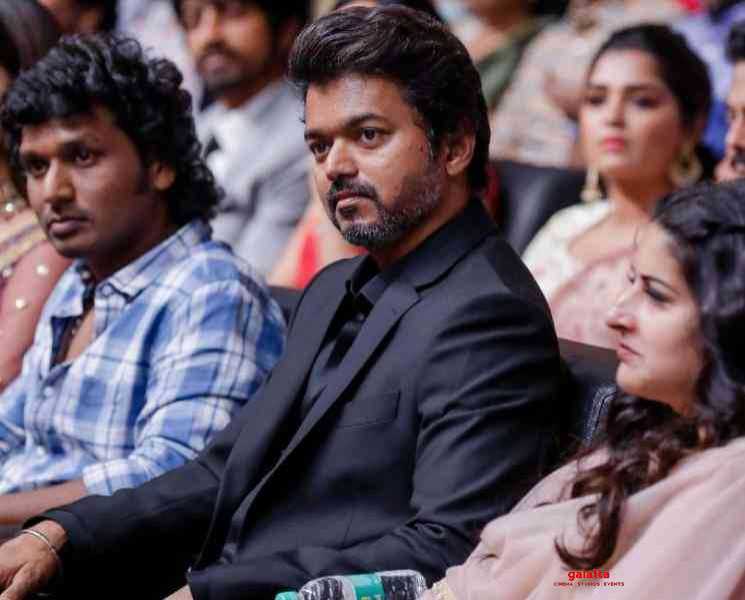 தளபதி விஜய் ஸ்டைலில் பாடலாசிரியரை புகழ்ந்த லோகேஷ் கனகராஜ் ! - Tamil Movie Cinema News தளபதி விஜய் ஸ்டைலில் பாடலாசிரியரை புகழ்ந்த லோகேஷ் கனகராஜ் ! - Tamil Movie Cinema News