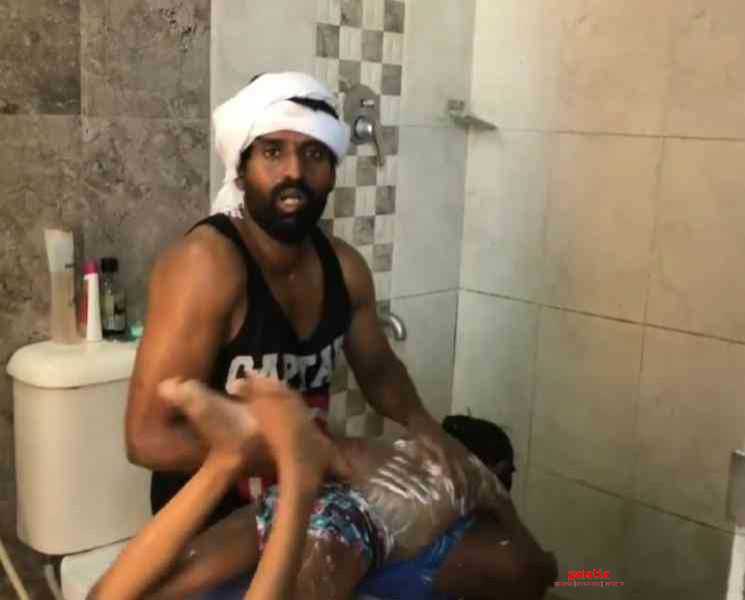 மகனை குளிப்பாட்டி விடும் சூரி ! வீடியோ உள்ளே - Tamil Movie Cinema News மகனை குளிப்பாட்டி விடும் சூரி ! வீடியோ உள்ளே - Tamil Movie Cinema News
