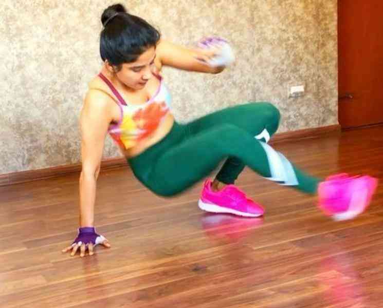 இணையத்தில் வைரலாகும் நடிகை சாக்ஷியின் ஒர்க்கவுட் வீடியோ ! - Tamil Movie Cinema News இணையத்தில் வைரலாகும் நடிகை சாக்ஷியின் ஒர்க்கவுட் வீடியோ ! - Tamil Movie Cinema News
