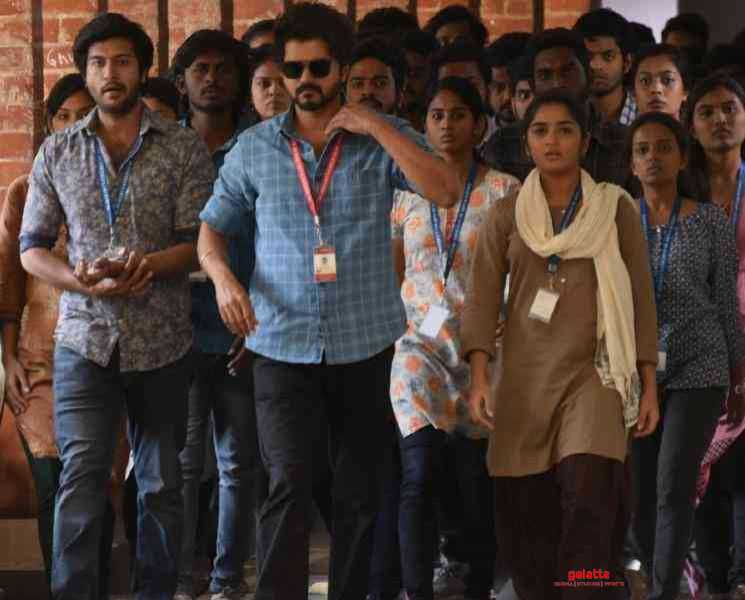 ஐந்து மொழிகளில் ரிலீசுக்கு தயாராகும் மாஸ்டர் ! - Tamil Movie Cinema News ஐந்து மொழிகளில் ரிலீசுக்கு தயாராகும் மாஸ்டர் ! - Tamil Movie Cinema News