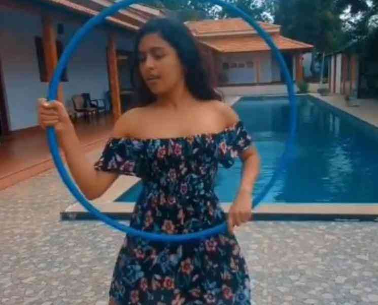 இணையத்தில் வைரலாகும் கோமாளி நடிகையின் ஹூப் நடனம் ! - Tamil Movie Cinema News இணையத்தில் வைரலாகும் கோமாளி நடிகையின் ஹூப் நடனம் ! - Tamil Movie Cinema News