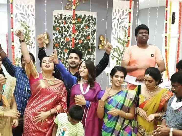 விஜய் டிவியின் பிரபல சீரியல் நிறுத்தம் ! வருத்தத்தில் ரசிகர்கள் - Tamil Movie Cinema News விஜய் டிவியின் பிரபல சீரியல் நிறுத்தம் ! வருத்தத்தில் ரசிகர்கள் - Tamil Movie Cinema News
