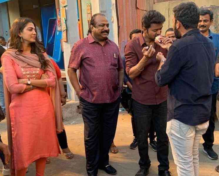 இணையத்தை கலக்கும் மாஸ்டர் படத்தின் புதிய புகைப்படங்கள் ! - Tamil Movie Cinema News இணையத்தை கலக்கும் மாஸ்டர் படத்தின் புதிய புகைப்படங்கள் ! - Tamil Movie Cinema News