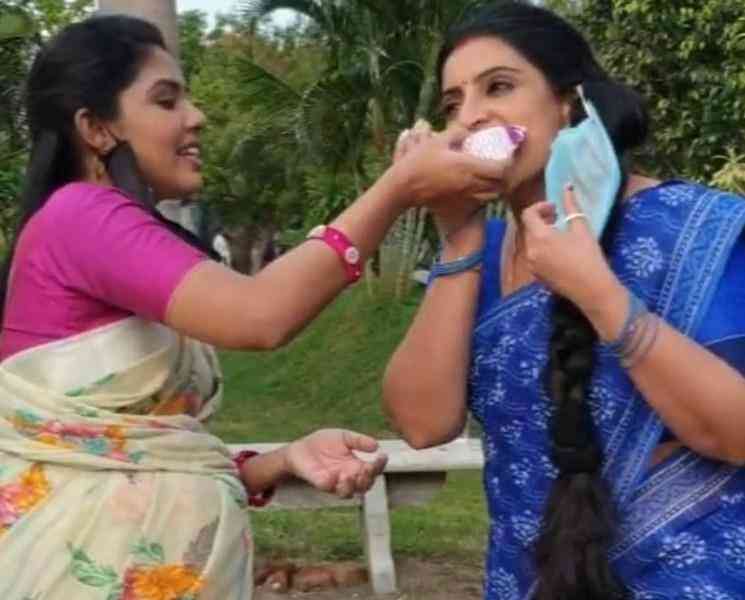 ஷூட்டிங் ஸ்பாட்டில் பிறந்தநாள் கொண்டாடிய பாண்டியன் ஸ்டோர்ஸ் நடிகைகள் ! - Tamil Movie Cinema News ஷூட்டிங் ஸ்பாட்டில் பிறந்தநாள் கொண்டாடிய பாண்டியன் ஸ்டோர்ஸ் நடிகைகள் ! - Tamil Movie Cinema News