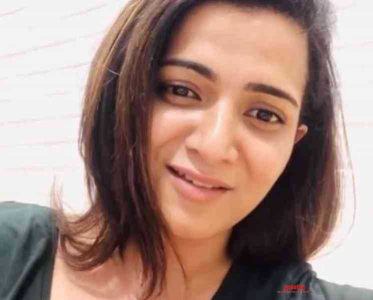 ஃபோன் நம்பர் கேட்ட ரசிகர் ! DD-யின் அசத்தல் பதில் - Tamil Movie Cinema News ஃபோன் நம்பர் கேட்ட ரசிகர் ! DD-யின் அசத்தல் பதில் - Tamil Movie Cinema News