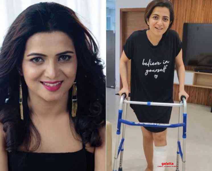 காலில் பலத்த அடி ! DD வெளியிட்ட புகைப்படம் - Tamil Movie Cinema News காலில் பலத்த அடி ! DD வெளியிட்ட புகைப்படம் - Tamil Movie Cinema News