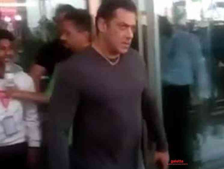 Salman Khan forcefully takes away a fan phone - Hindi Movie Cinema News