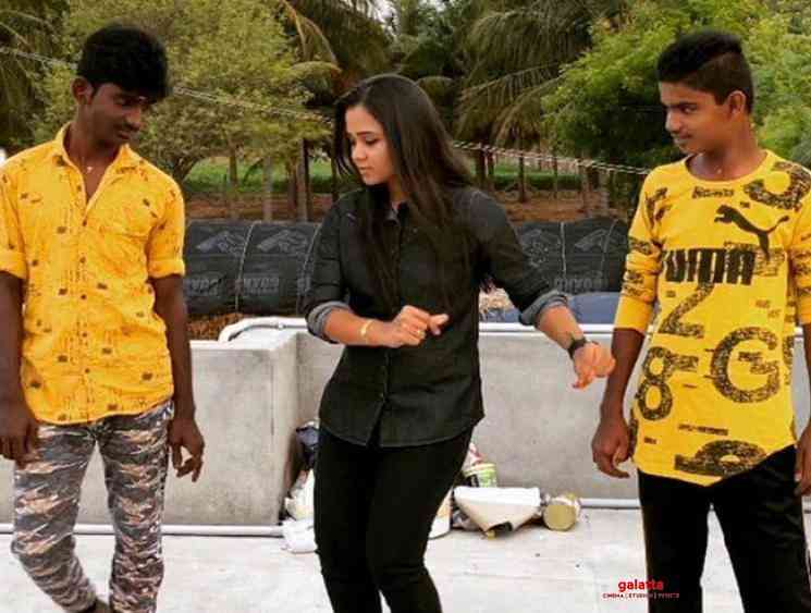 Anchor Manimegalai dance video during lockdown - Tamil Movie Cinema News Anchor Manimegalai dance video during lockdown - Tamil Movie Cinema News