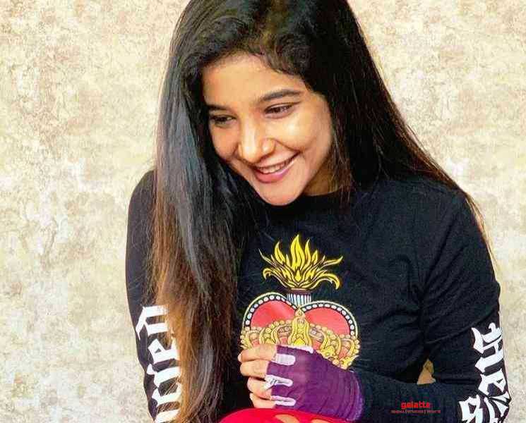 இணையத்தை கலக்கும் சாக்ஷியின் ஒர்க்கவுட் வீடியோ ! - Tamil Movie Cinema News இணையத்தை கலக்கும் சாக்ஷியின் ஒர்க்கவுட் வீடியோ ! - Tamil Movie Cinema News