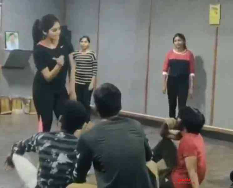 குட்டி ஸ்டோரி பாடலுக்கு கூலாக நடனமாடும் அதுல்யா ! - Tamil Movie Cinema News குட்டி ஸ்டோரி பாடலுக்கு கூலாக நடனமாடும் அதுல்யா ! - Tamil Movie Cinema News