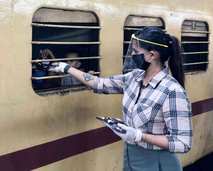 புலம்பெயர் தொழிலாளர்களுக்கு உதவிக்கரம் நீட்டிய வரலக்ஷ்மி சரத்குமார் ! - Tamil Movie Cinema News புலம்பெயர் தொழிலாளர்களுக்கு உதவிக்கரம் நீட்டிய வரலக்ஷ்மி சரத்குமார் ! - Tamil Movie Cinema News