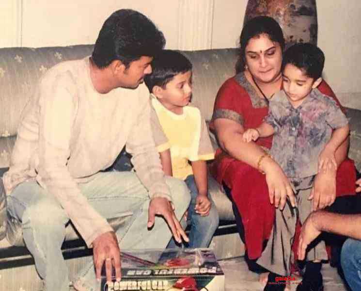 வனிதா மகனுக்கு இன்பதிர்ச்சி தந்த தளபதி விஜய் ! வைரலாகும் புகைப்படம் - Tamil Movie Cinema News வனிதா மகனுக்கு இன்பதிர்ச்சி தந்த தளபதி விஜய் ! வைரலாகும் புகைப்படம் - Tamil Movie Cinema News