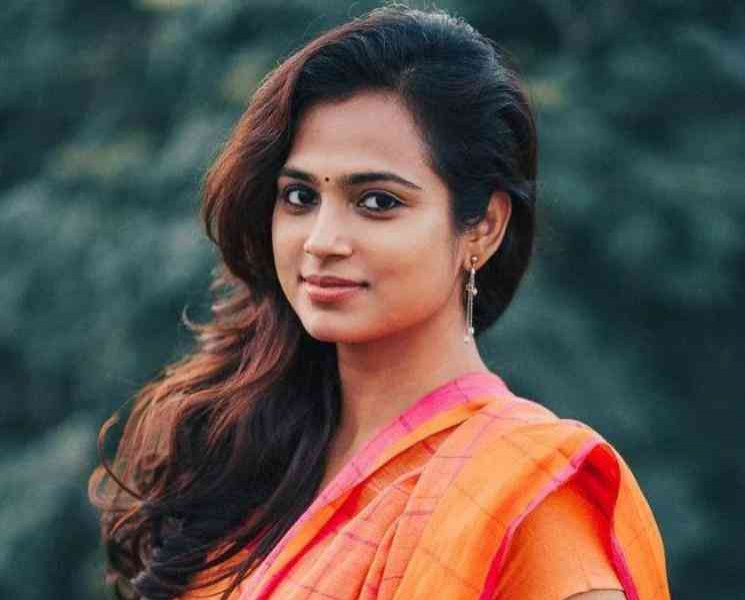 2D நிறுவனம் தயாரிக்கவிருக்கும் படத்தில் இணைந்த ரம்யா பாண்டியன் ! - Tamil Movie Cinema News 2D நிறுவனம் தயாரிக்கவிருக்கும் படத்தில் இணைந்த ரம்யா பாண்டியன் ! - Tamil Movie Cinema News
