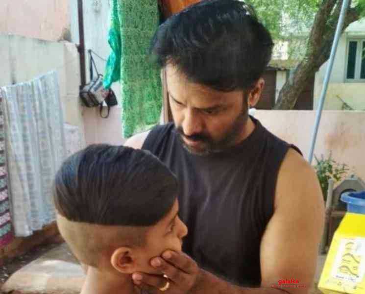 மகனுக்கு வீட்டிலேயே முடித்திருத்தம் செய்யும் பிரபல இயக்குனர் ! வைரலாகும் புகைப்படங்கள் - Tamil Movie Cinema News மகனுக்கு வீட்டிலேயே முடித்திருத்தம் செய்யும் பிரபல இயக்குனர் ! வைரலாகும் புகைப்படங்கள் - Tamil Movie Cinema News