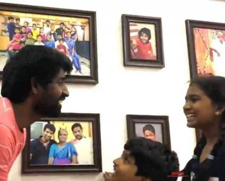குழந்தைகளுடன் ஃபோட்டோ ஆல்பம் பார்த்து ரசிக்கும் சூரி ! - Tamil Movie Cinema News குழந்தைகளுடன் ஃபோட்டோ ஆல்பம் பார்த்து ரசிக்கும் சூரி ! - Tamil Movie Cinema News