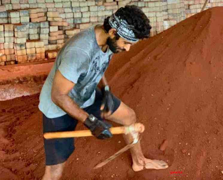 கையில் மண்வெட்டியுடன் கதிர் ! வைரலாகும் புகைப்படம் - Tamil Movie Cinema News கையில் மண்வெட்டியுடன் கதிர் ! வைரலாகும் புகைப்படம் - Tamil Movie Cinema News